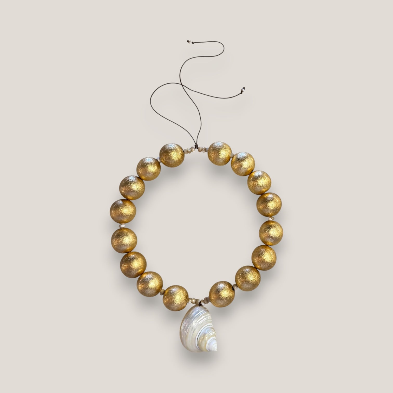 Collar gran caracola turbante nácar beis dorado cuentas madera pan de oro