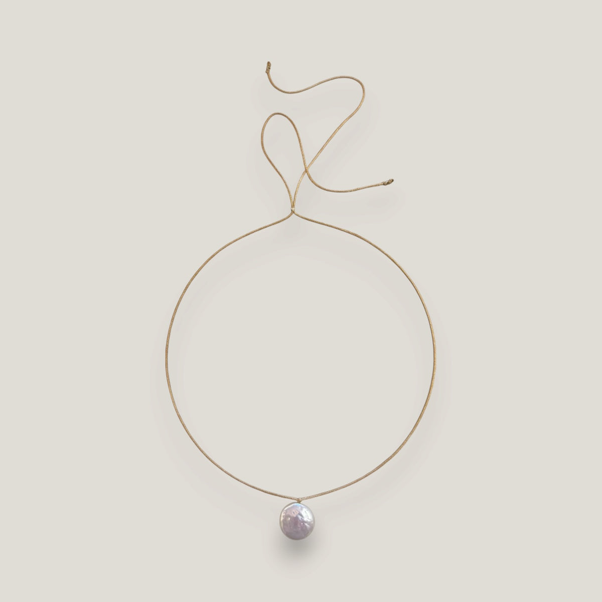 Collar minimal perla natural medalla redonda plana blanca 17-16mm cordón nailon dorado