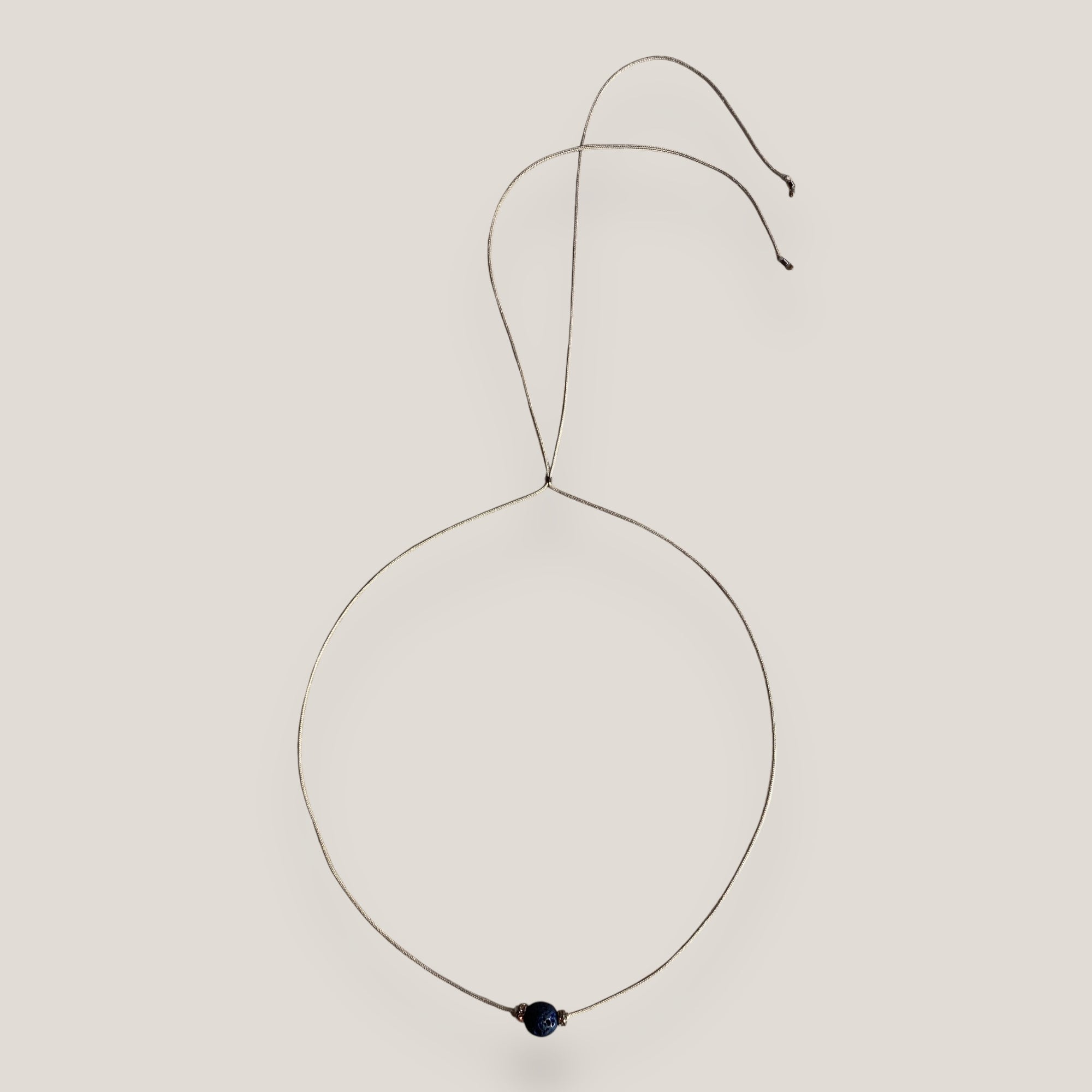 Collar minimal con bola 8mm de lava añil y separadores gunmetal con cristalitos blancos