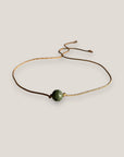 Pulsera minimal con bola de esponja coral caqui