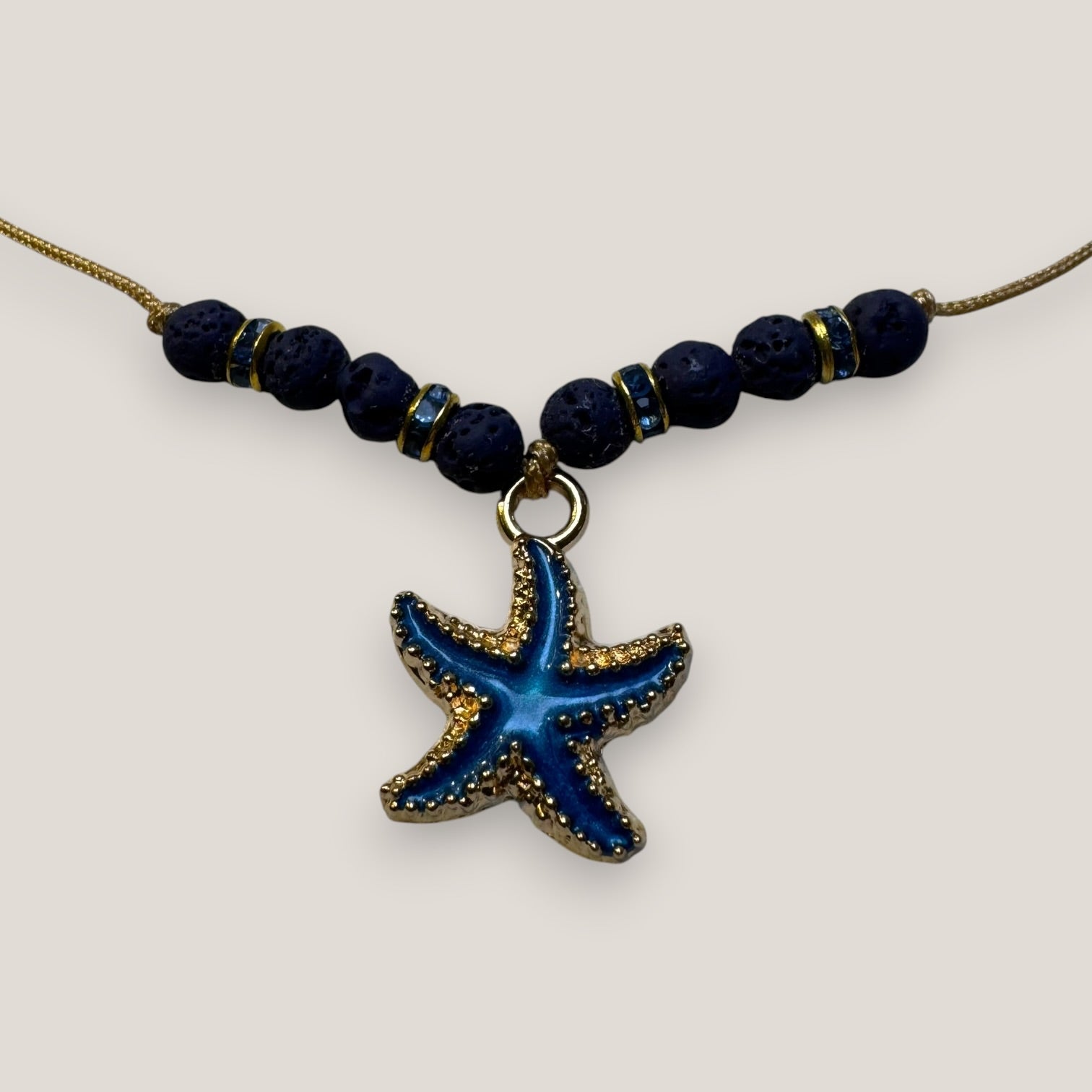 Collar midi con estrella dorada esmaltada en azul marino con lava azul oscuro y separadores dorados con cristalitos azules oscuro