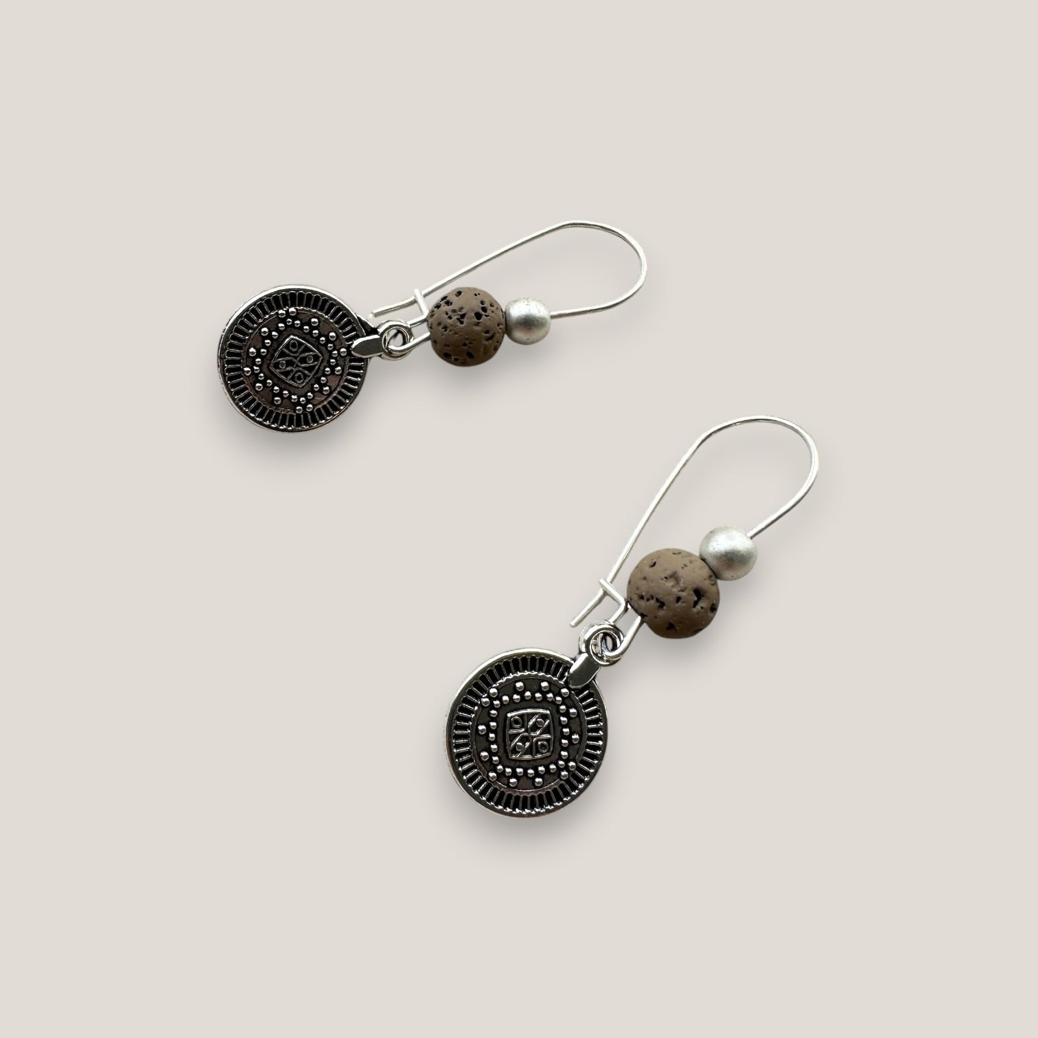 Pendientes gancho con medalla tribal pequeña de plata vieja lava marrón claro y hematita plata