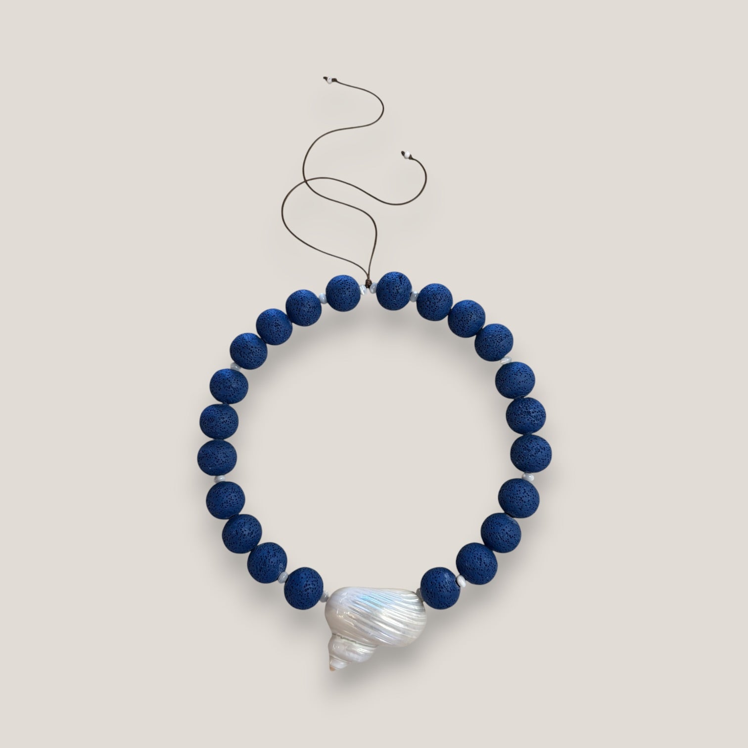 Collar gran caracola turbante nácar blanco esponja coral azul oscuro