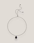 Collar minimal con tortuga Howlita negra lava negra