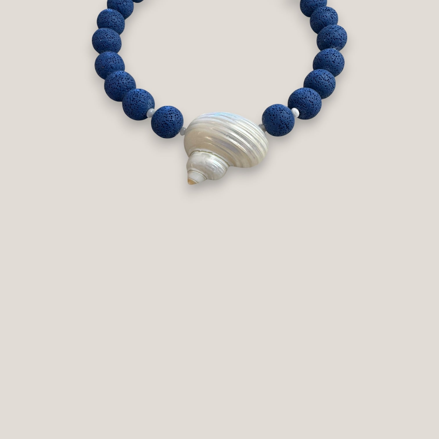 Collar gran caracola turbante nácar blanco esponja coral azul oscuro