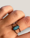Länglicher, ovaler Ring aus silberfarbenem Stahl mit Türkisjade.