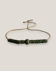 Pulsera minimal con una bola, dos discos y dos tubos de esponja coral verde caqui con brillis gunmetal de cristal blanco