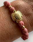 Pulsera con gran tortuga dorada y esponja coral rosa