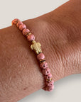 Pulsera con tortuguita dorada con brillis y lava rosa