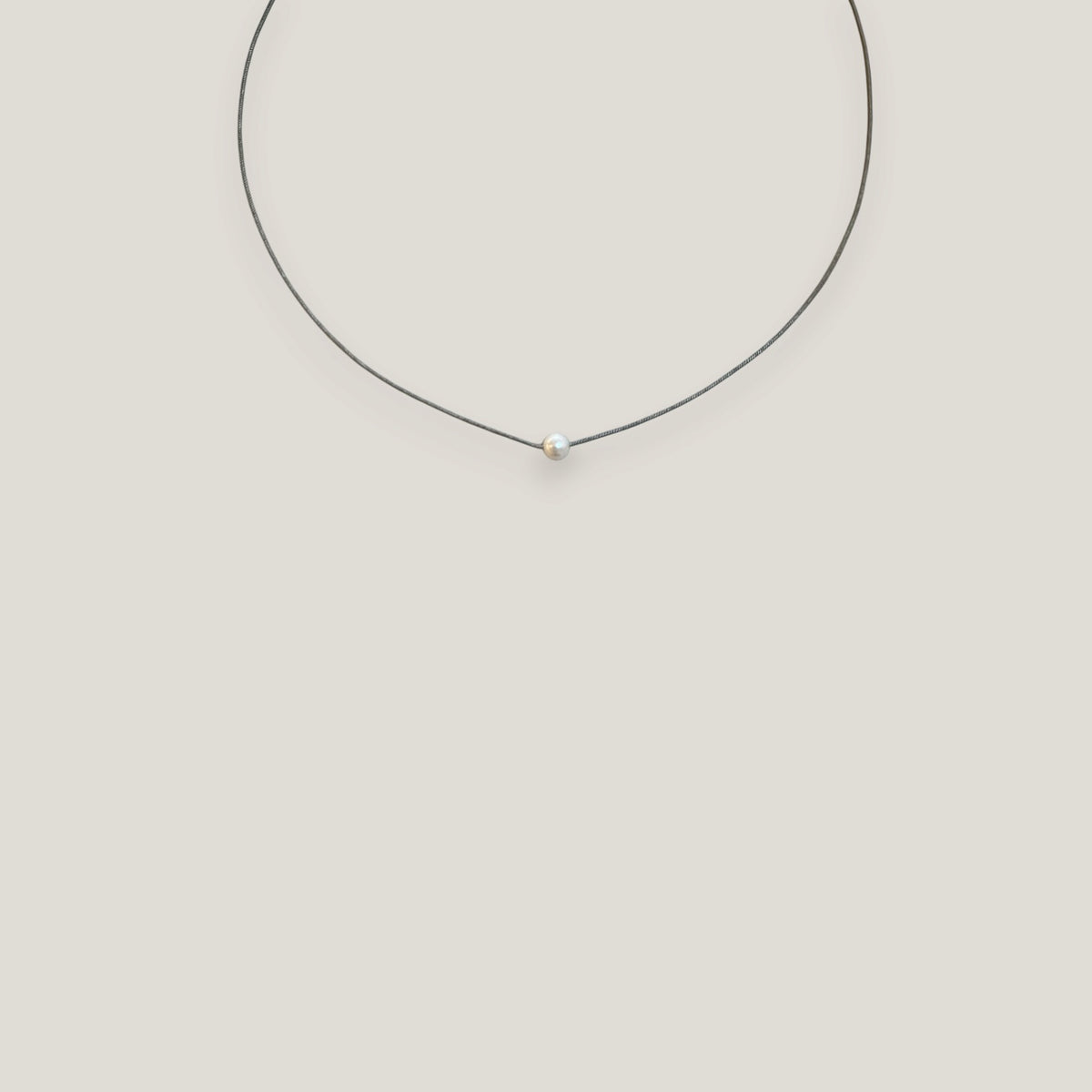Collar minimal perla natural redondeada blanca 6mm cordón nailon gris