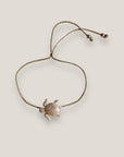 Pulsera minimal con tortuga pavé gris claro