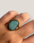 Ovaler goldener Ring mit türkisfarbenem Jade und Stahlgold.
