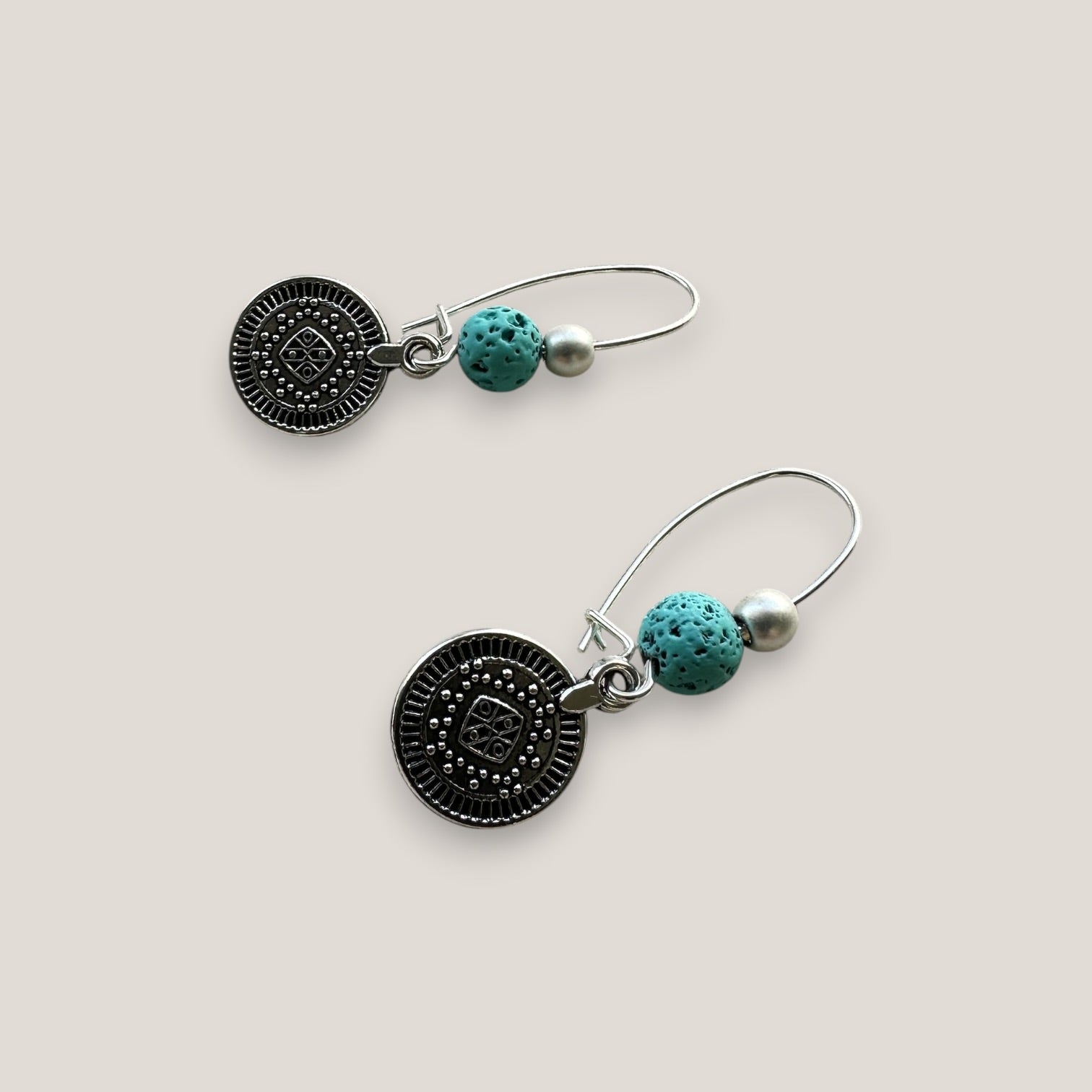 Pendientes gancho con medalla tribal pequeña de plata vieja lava azul turquesa y hematita plata
