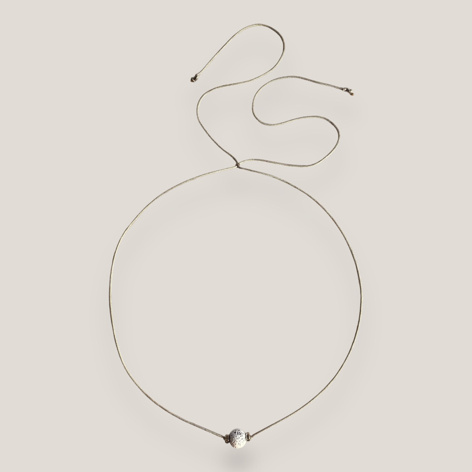 Collar minimal con bola de lava blanca 8mm y separadores plata con brillis blancos