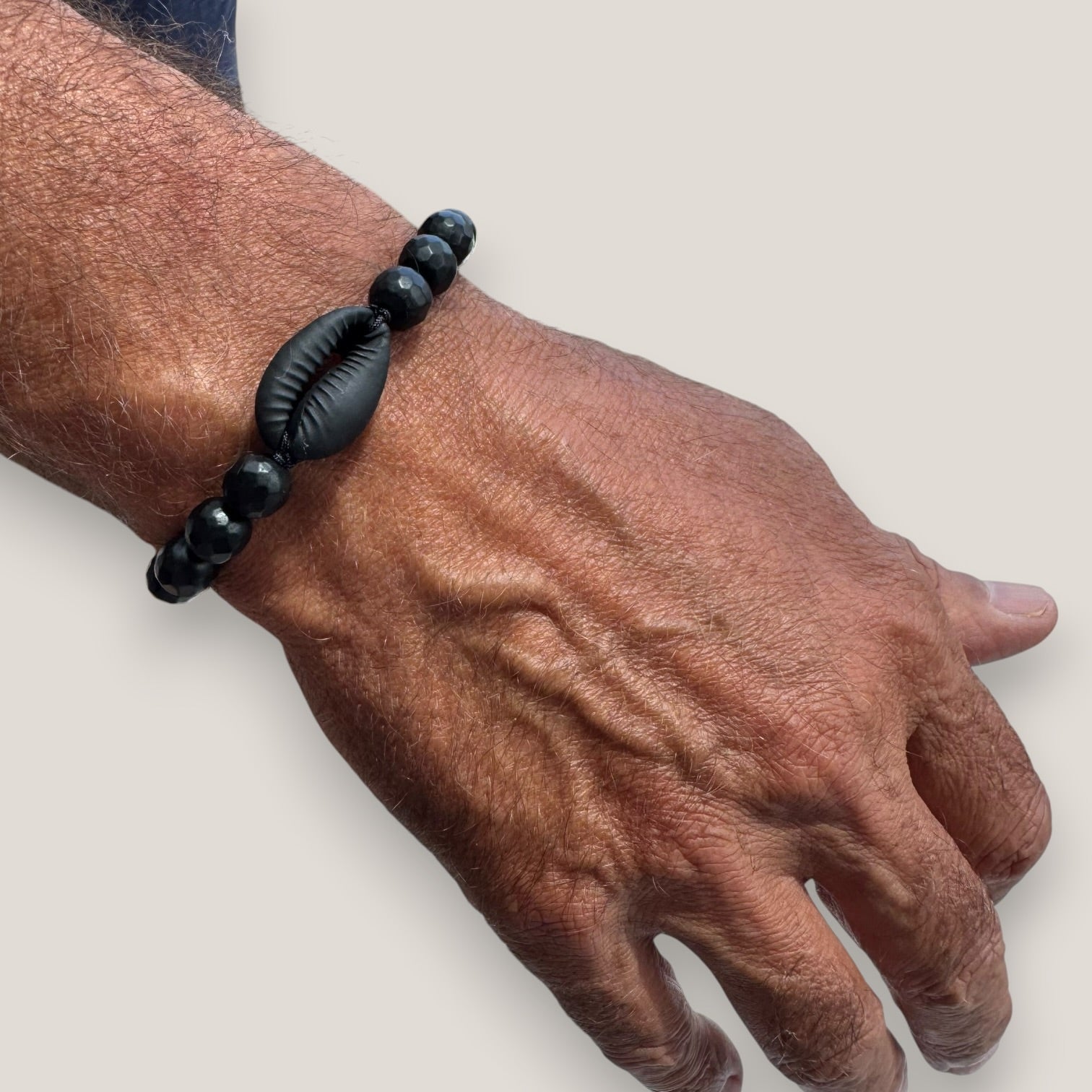 Pulsera cowrie negra mate ónix facetado pulido