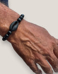 Pulsera cowrie negra mate ónix facetado pulido