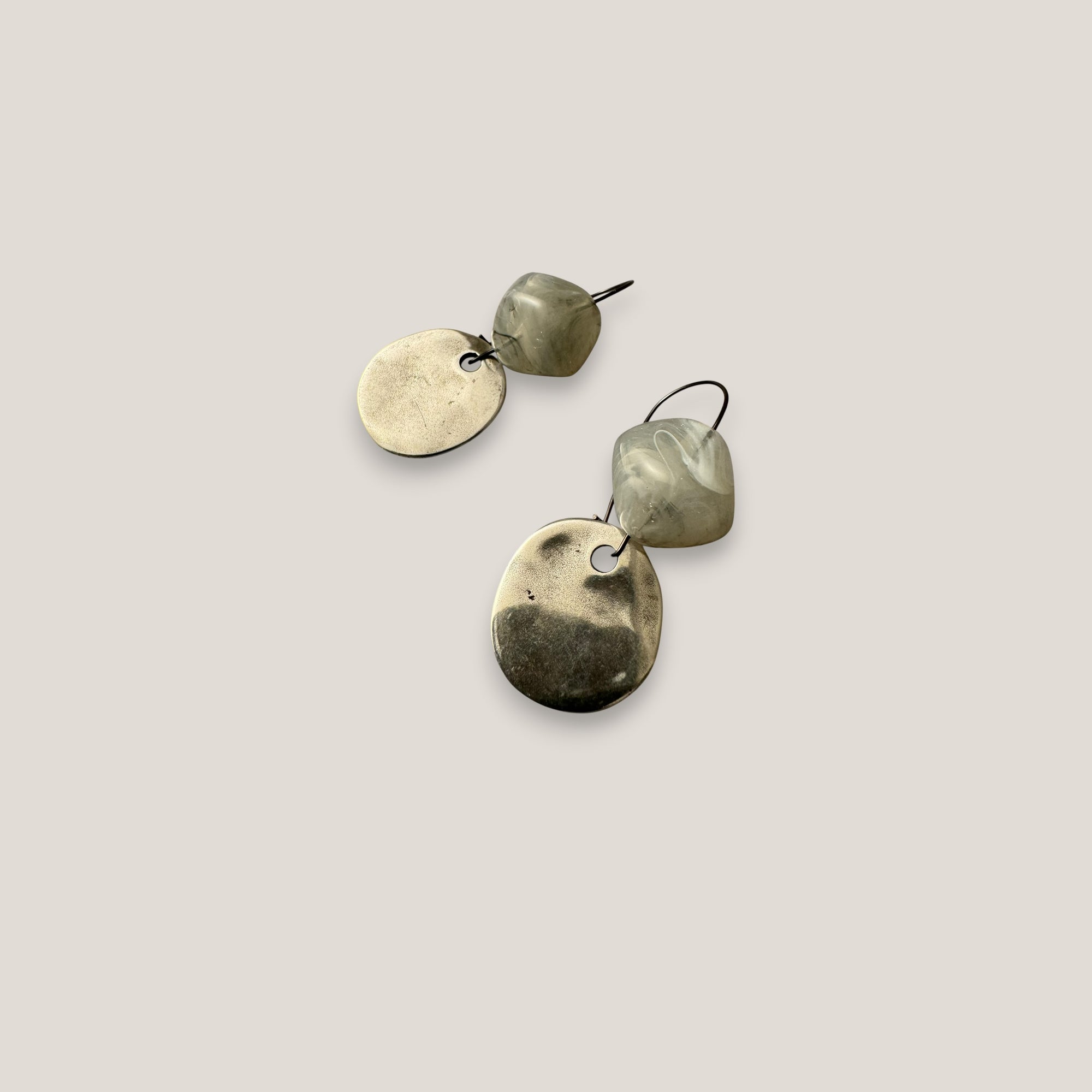 Pendientes gancho resina gris moneda irregular zamak plata vieja