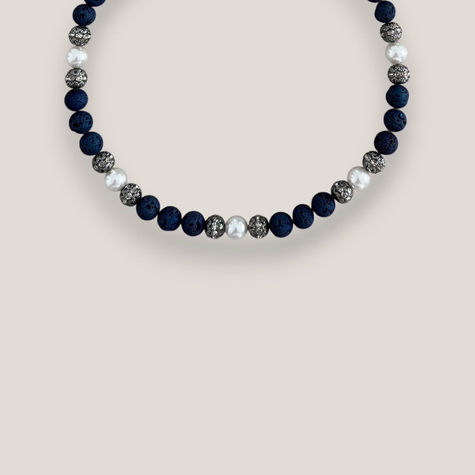 Collar Dafne perlas 10mm lava azul añil filigranas gunmetal con cristalitos