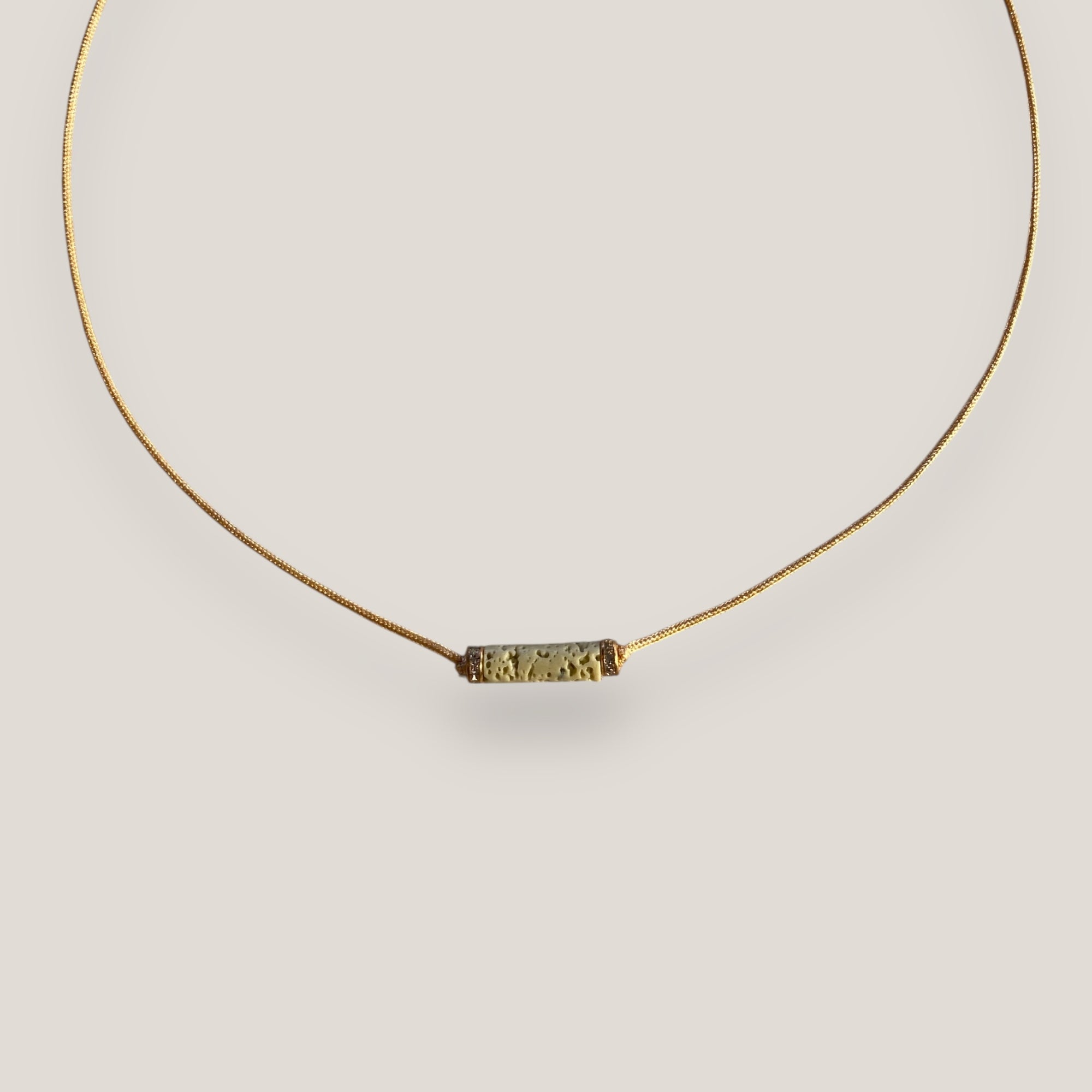 Collar minimal con tubo de esponja coral verde olivina y separadores dorados con brillis de cristal blanco