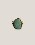 Ovaler goldener Ring mit türkisfarbenem Jade und Stahlgold.