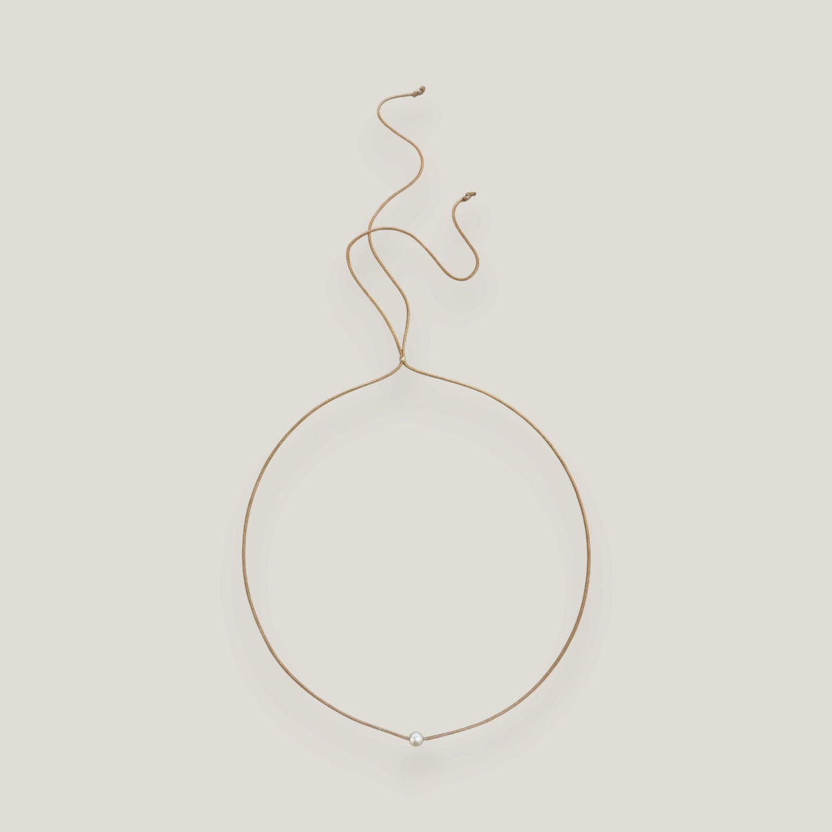 Minimale Halskette mit weißer Naturperle und Nylonschnur