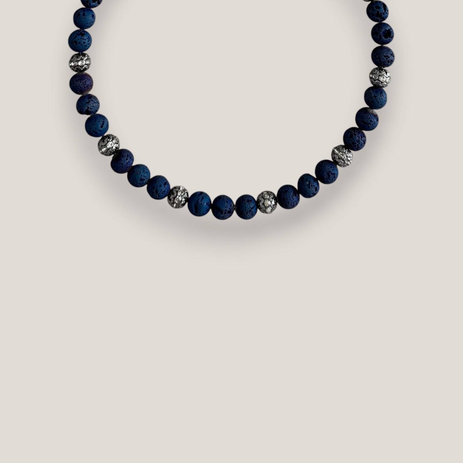Collar Dafne 10mm lava azul añil filigranas gunmetal con cristalitos