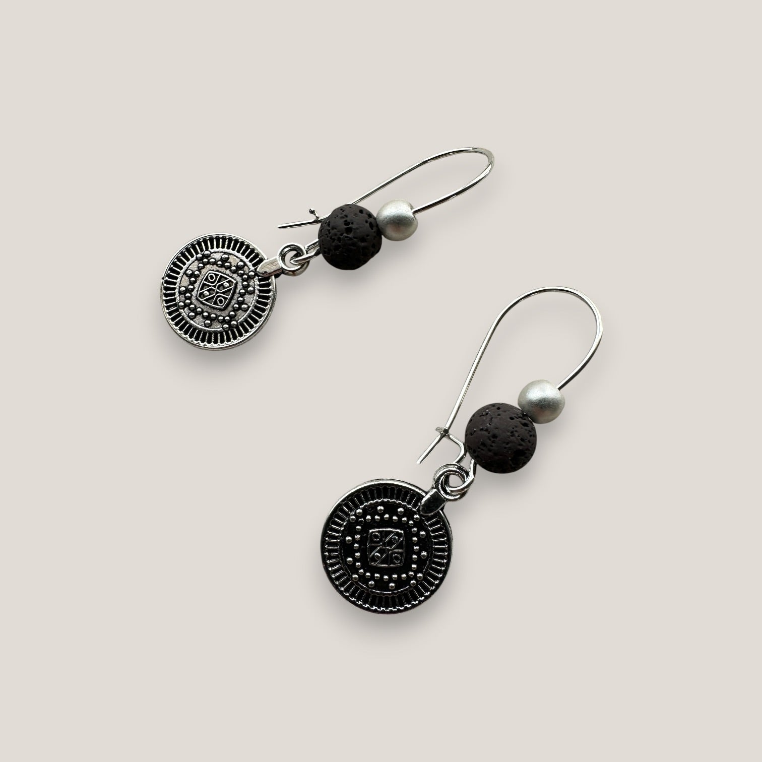 Pendientes gancho con medalla tribal pequeña de plata vieja lava marrón oscuro y hematita plata