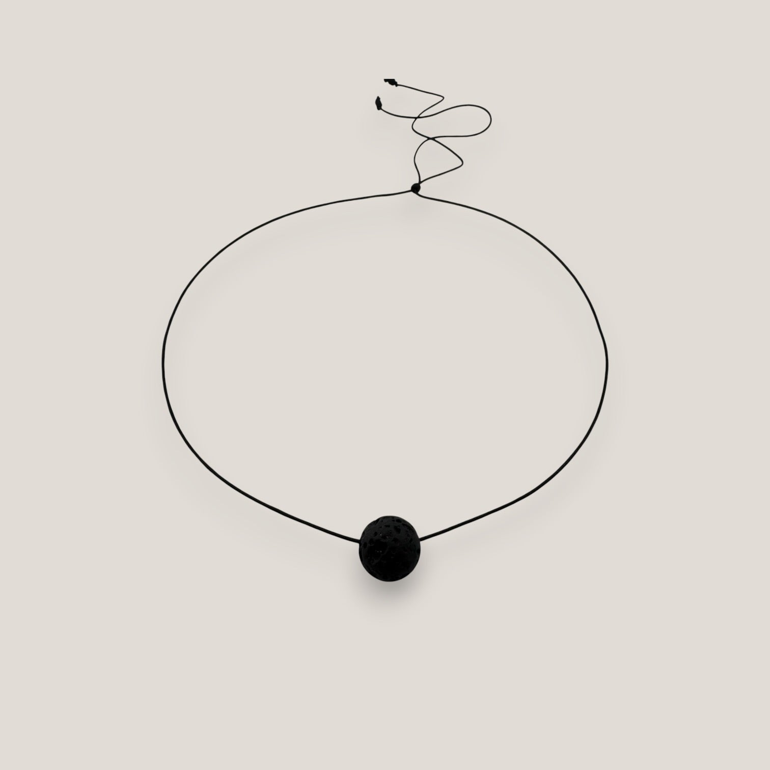 Collar minimal bola de lava negra 12mm