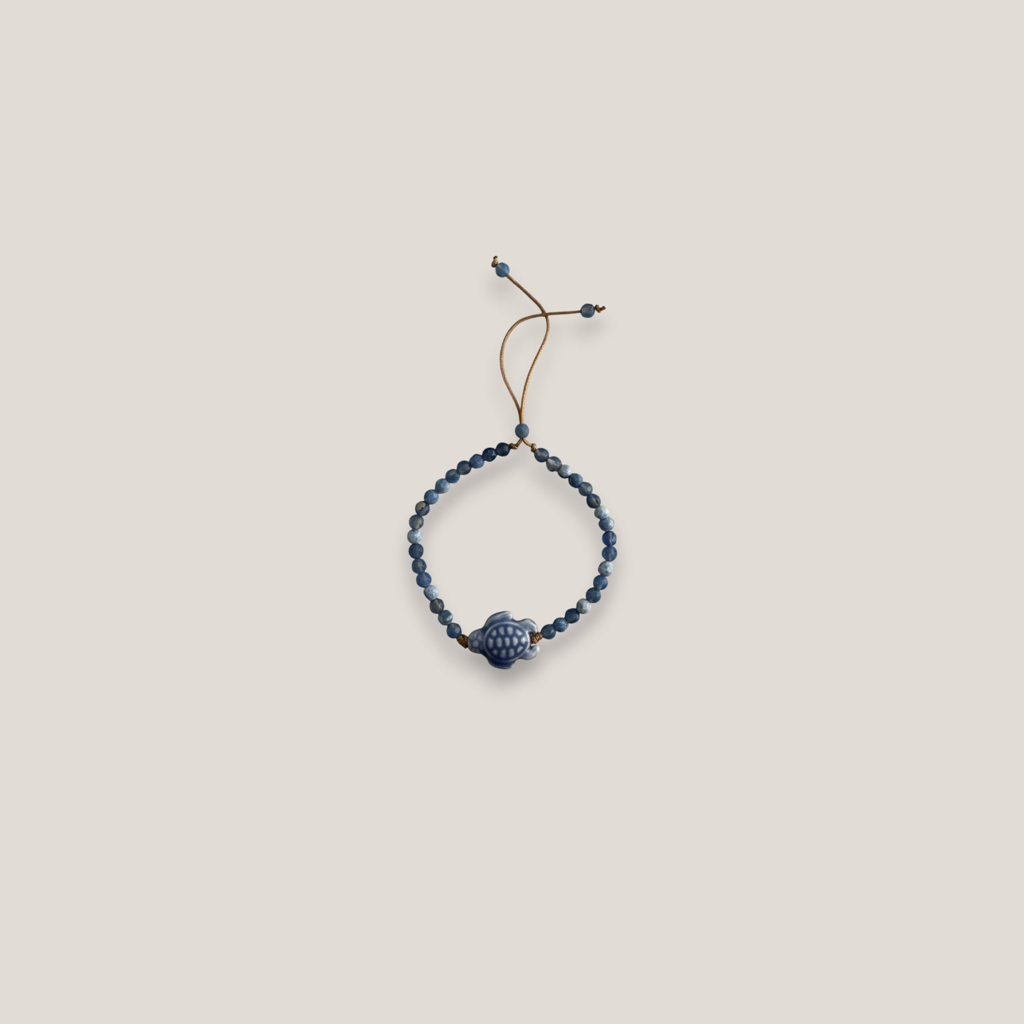 Pulsera tortuga cerámica azul claro ágatas facetadas azul claro y blanco