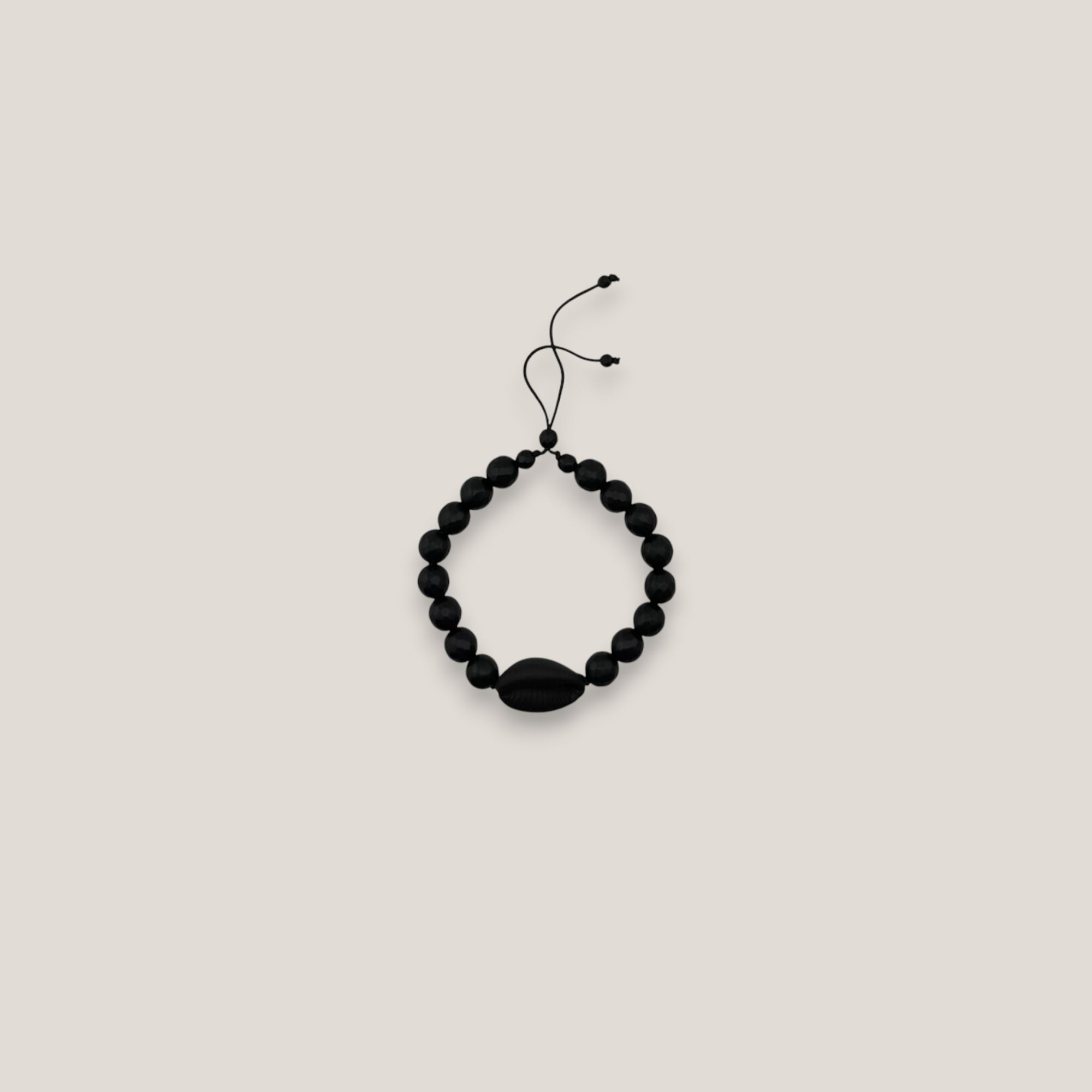 Pulsera cowrie negra mate ónix facetado pulido
