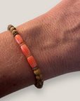 Pulsera Tristán barriles de coral naranja rosado y cuentas de piedra terrosa