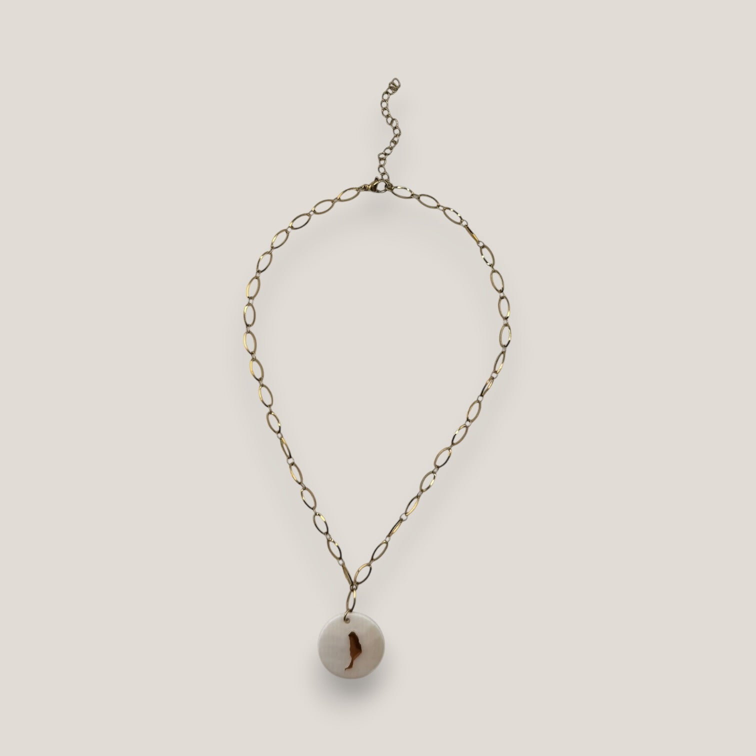 Collar medalla nácar isla Fuerteventura acero oro cadena eslabones ovalados