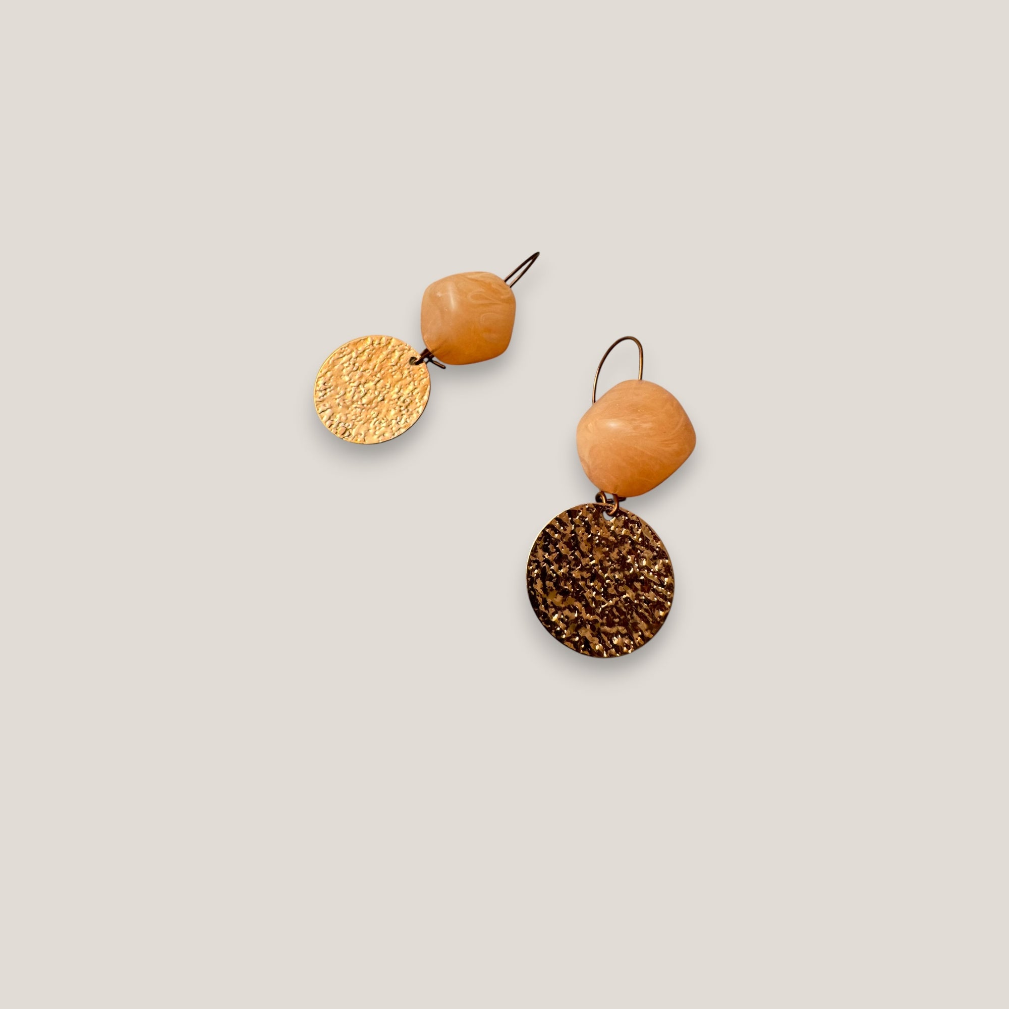 Pendientes gancho resina naranja melocotón  medalla martilleada acero oro rosa