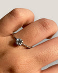 Ring mit rundem Zirkonia aus Stahl