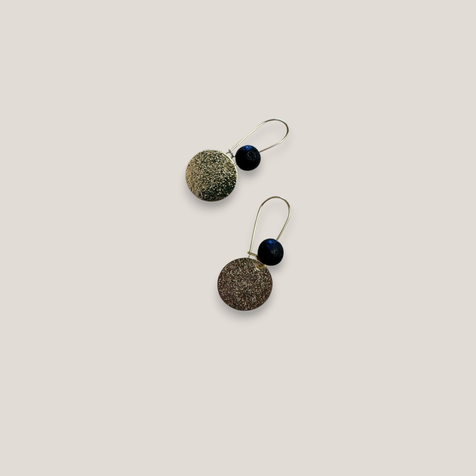 Pendientes base lava negra 8mm gancho acero oro medalla esmerilada 18mm