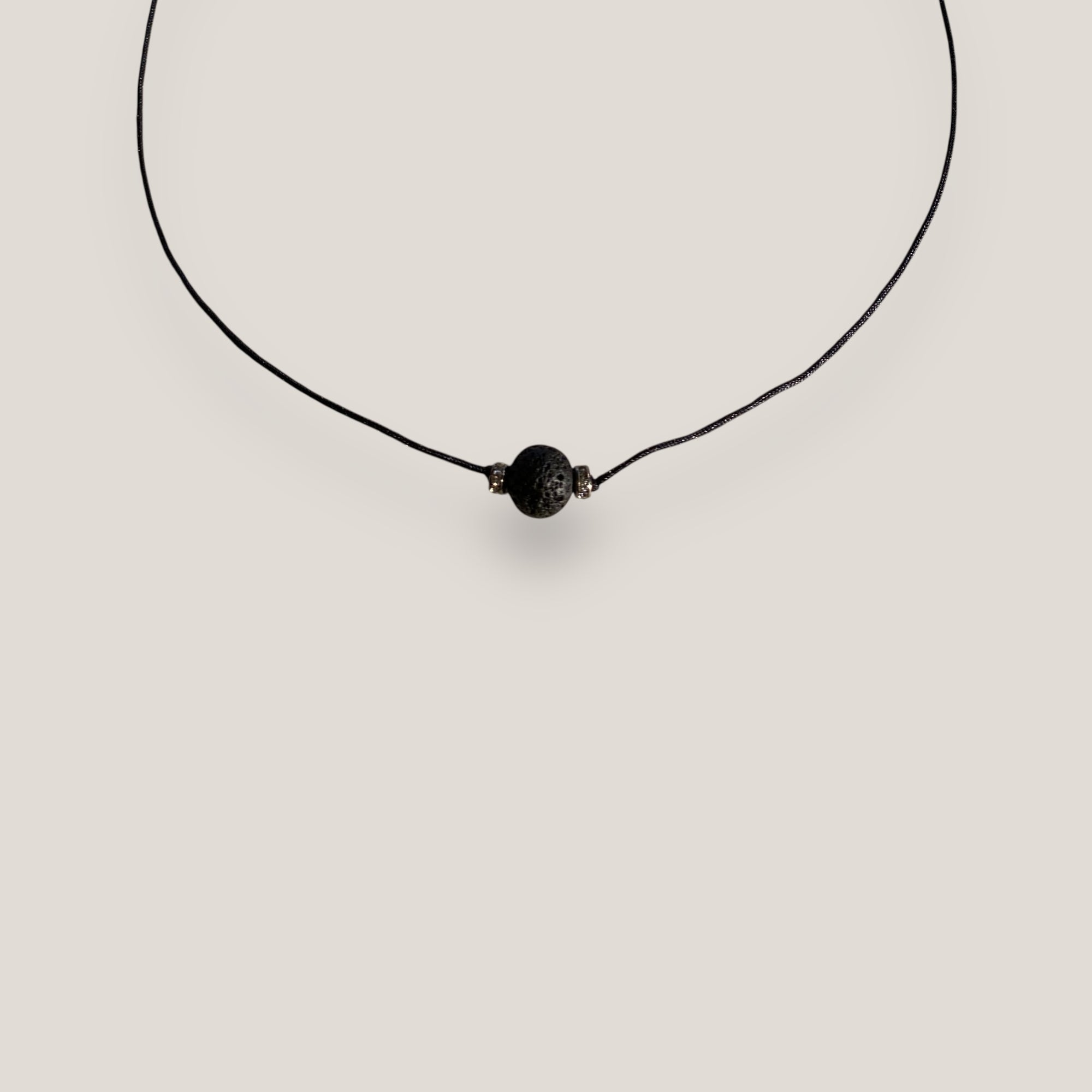 Collar minimal con bola de lava negra 8mm y separadores gunmetal con brillis blancos