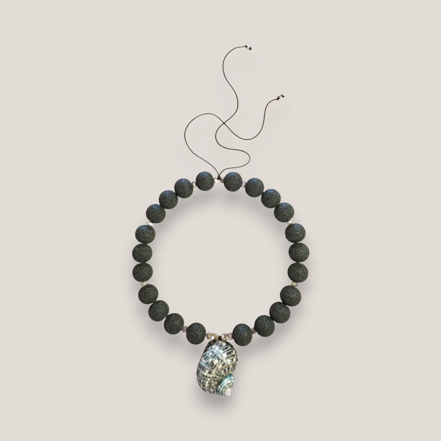 Collar gran caracola turbante verde jaspeado esponja coral verde caqui