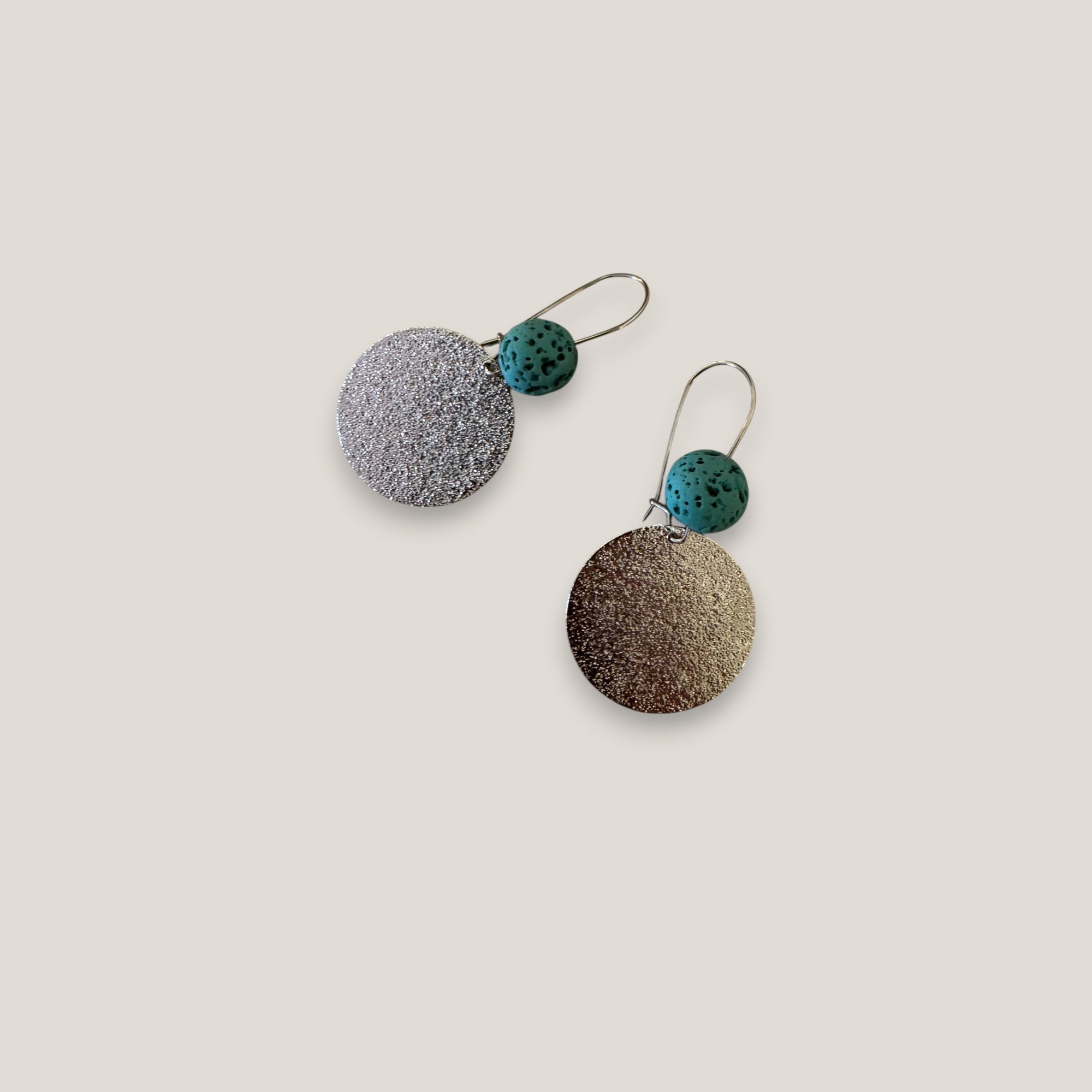 Pendientes base lava verde agua 10mm gancho acero medalla esmerilada 25mm