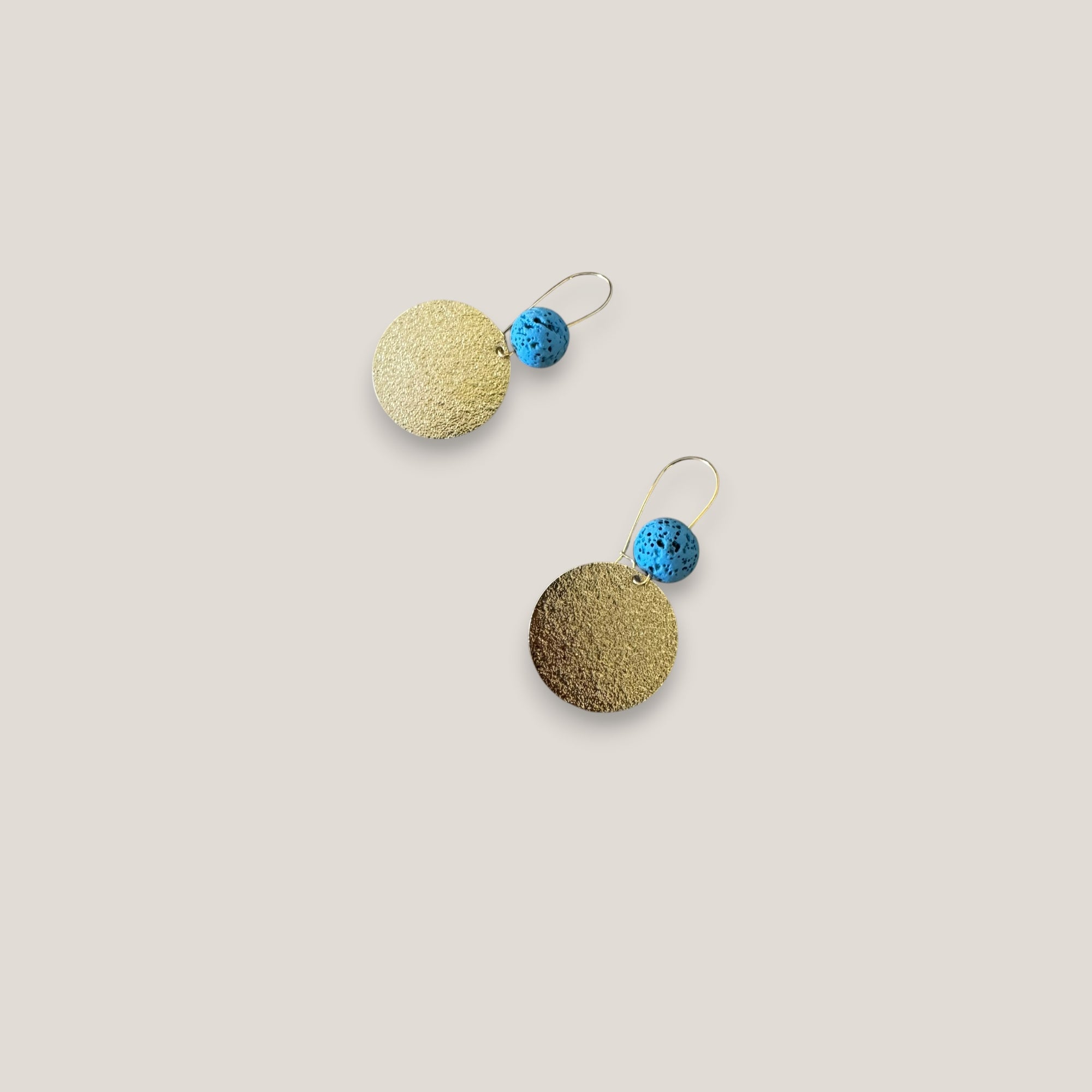Pendientes base lava azul azulín 10mm gancho acero oro medalla esmerilada 25mm
