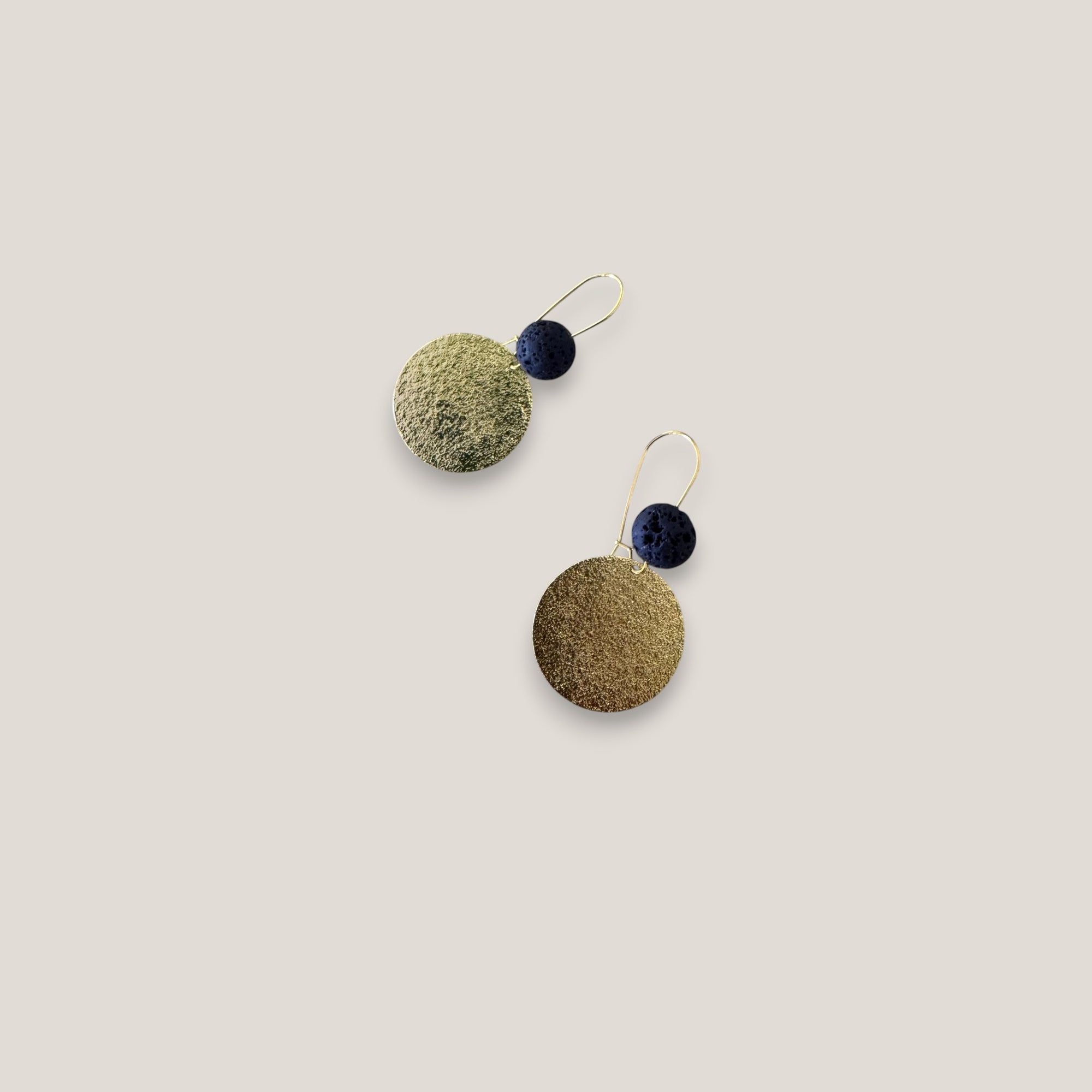 Pendientes base lava azul oscuro 10mm gancho acero oro medalla esmerilada 25mm