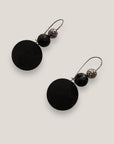 Pendientes Gran Dafne gancho gunmetal con medalla negra mate, lava negra y filigrana con brilli