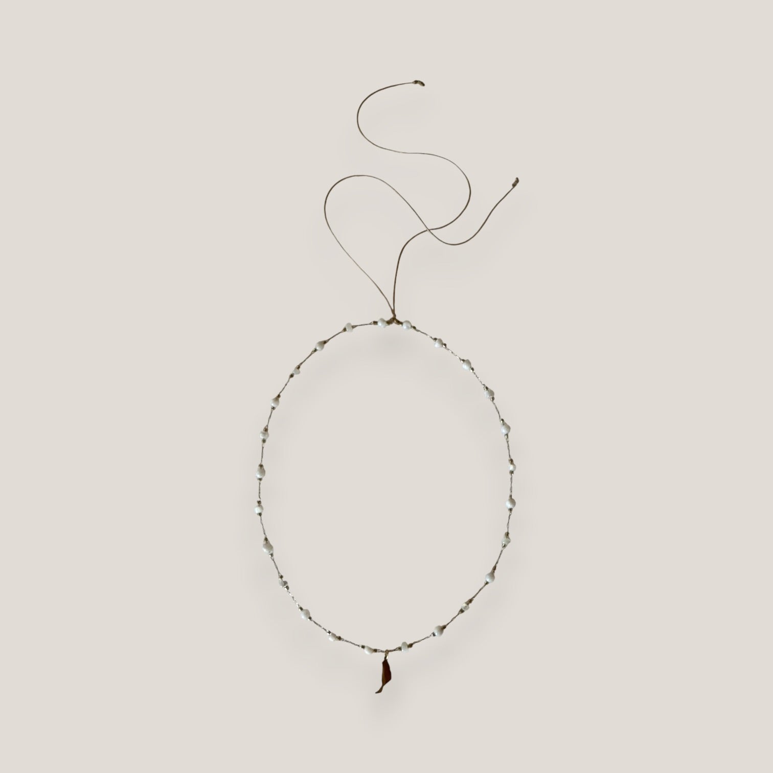 Collar isla Fuerteventura acero oro cadena bolitas cilindros nácar blanco
