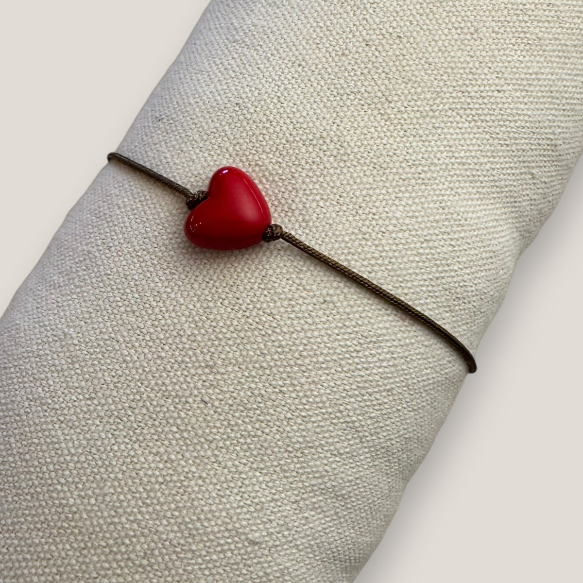 Minimalistisches Armband mit rotem Harzherz