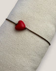 Minimalistisches Armband mit rotem Harzherz