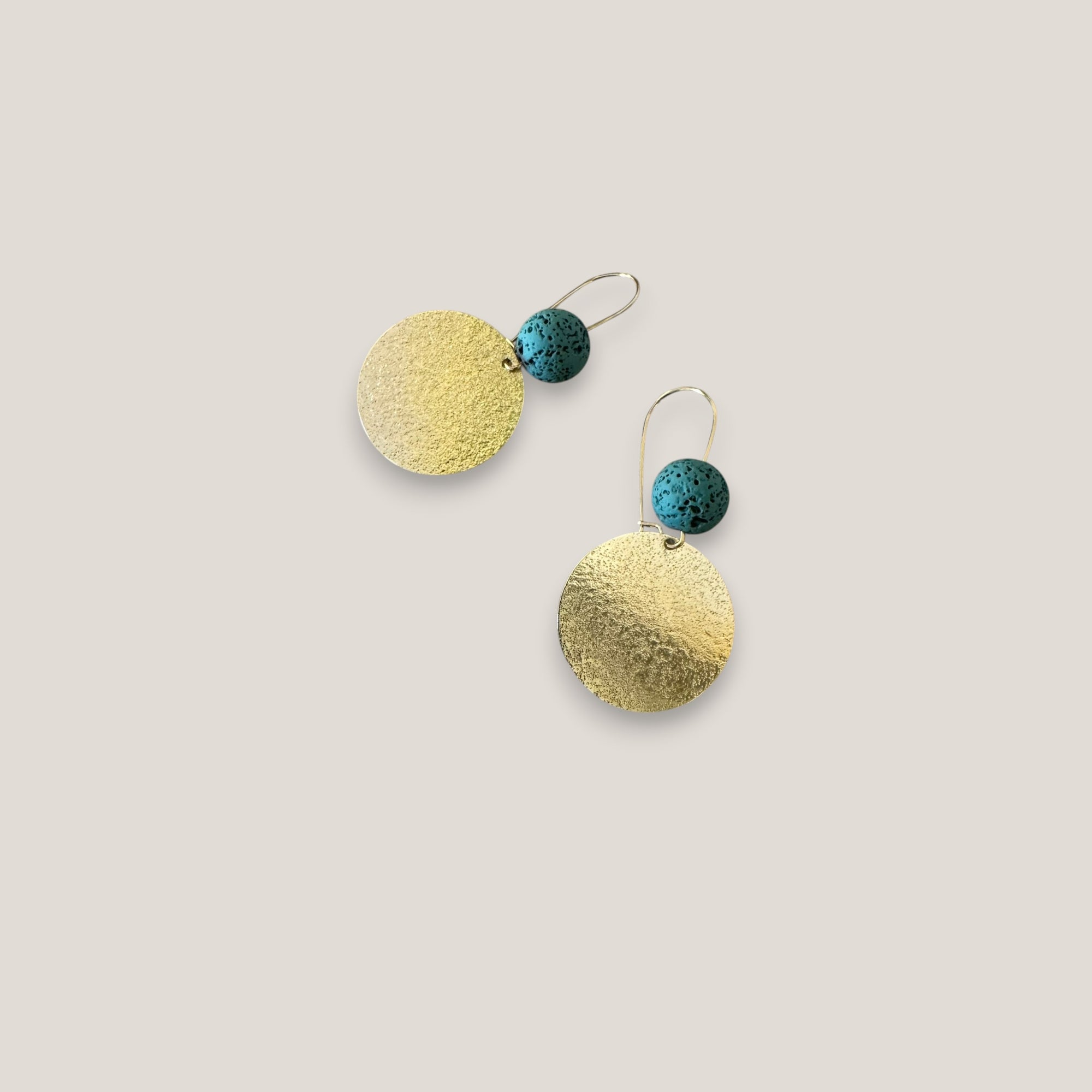 Pendientes base lava verde agua 10mm gancho acero oro medalla esmerilada 25mm