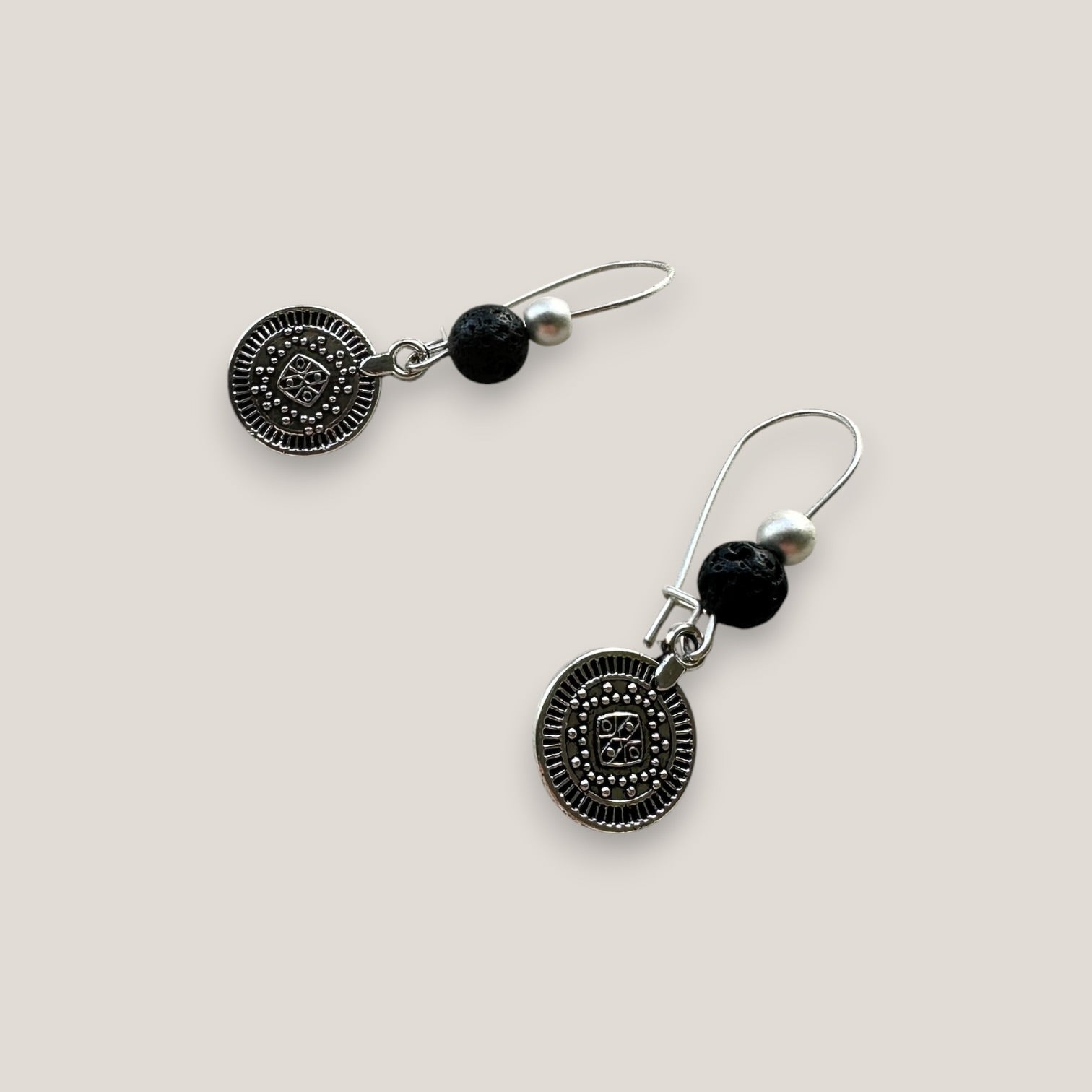 Pendientes gancho con medalla tribal pequeña de plata vieja lava negra y hematita plata