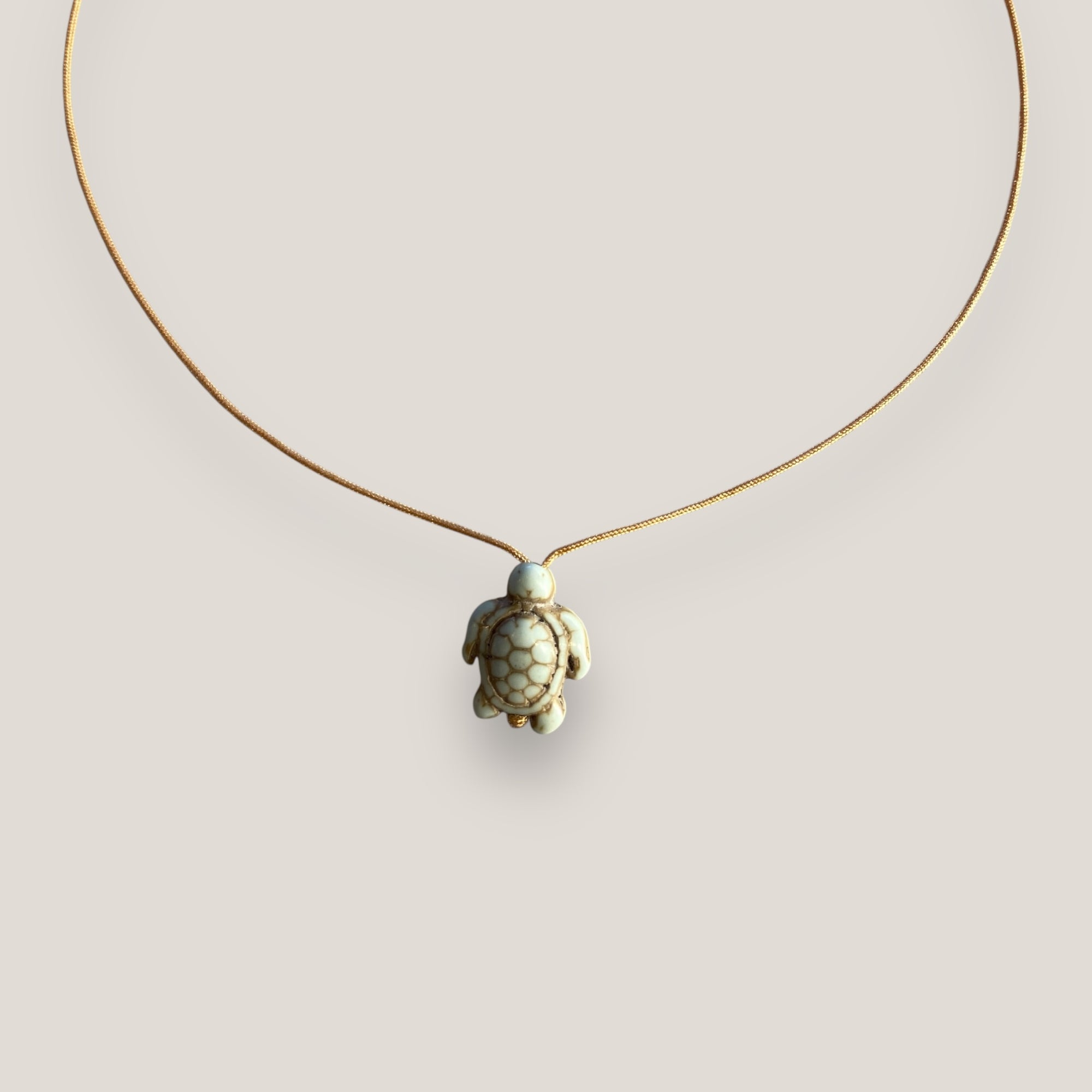Collar minimal con tortuga de howlita verde agua