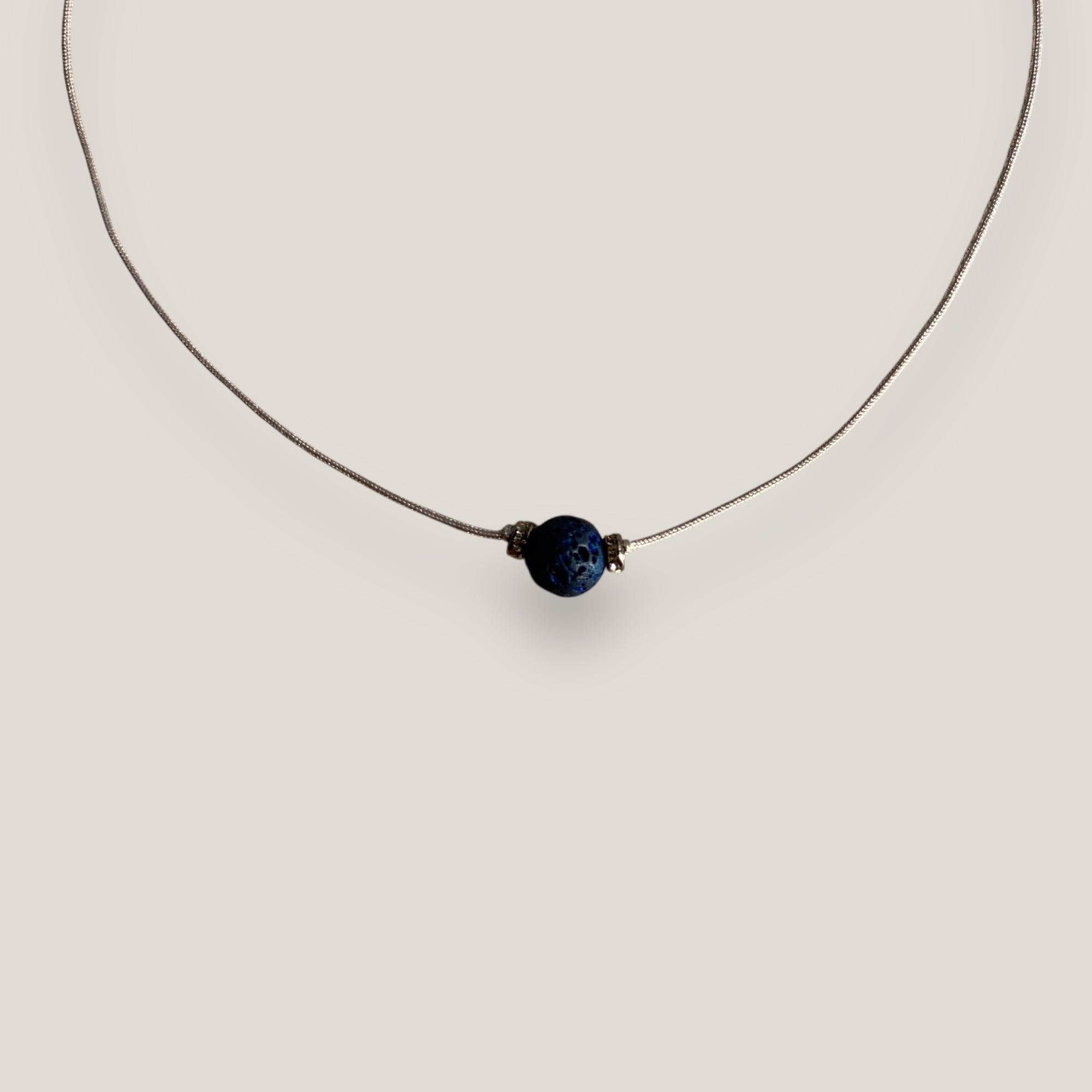 Collar minimal con bola 8mm de lava añil y separadores gunmetal con cristalitos blancos