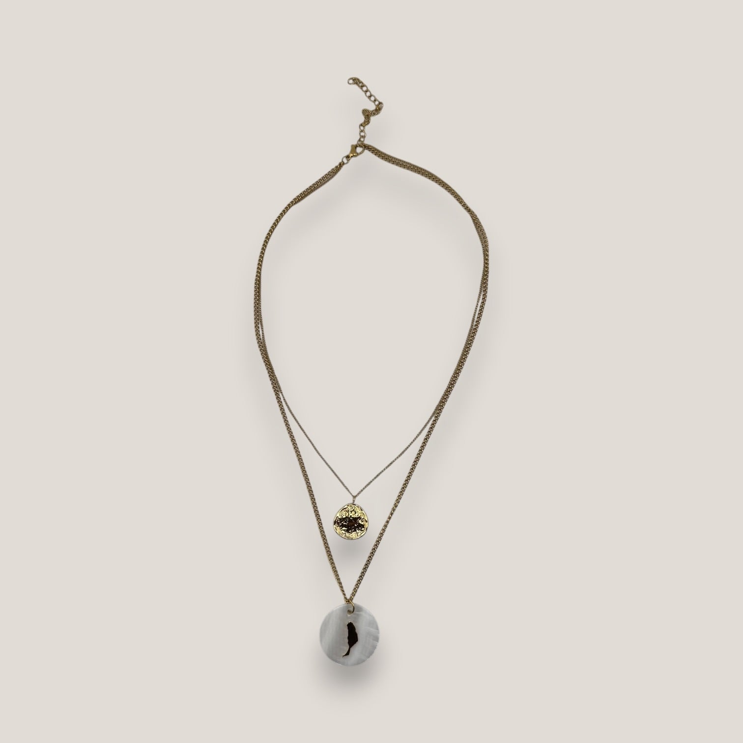 Collar doble medalla nácar isla Fuerteventura acero oro dos cadenas escalonadas