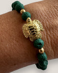 Pulsera con gran tortuga dorada y lava verde oscuro